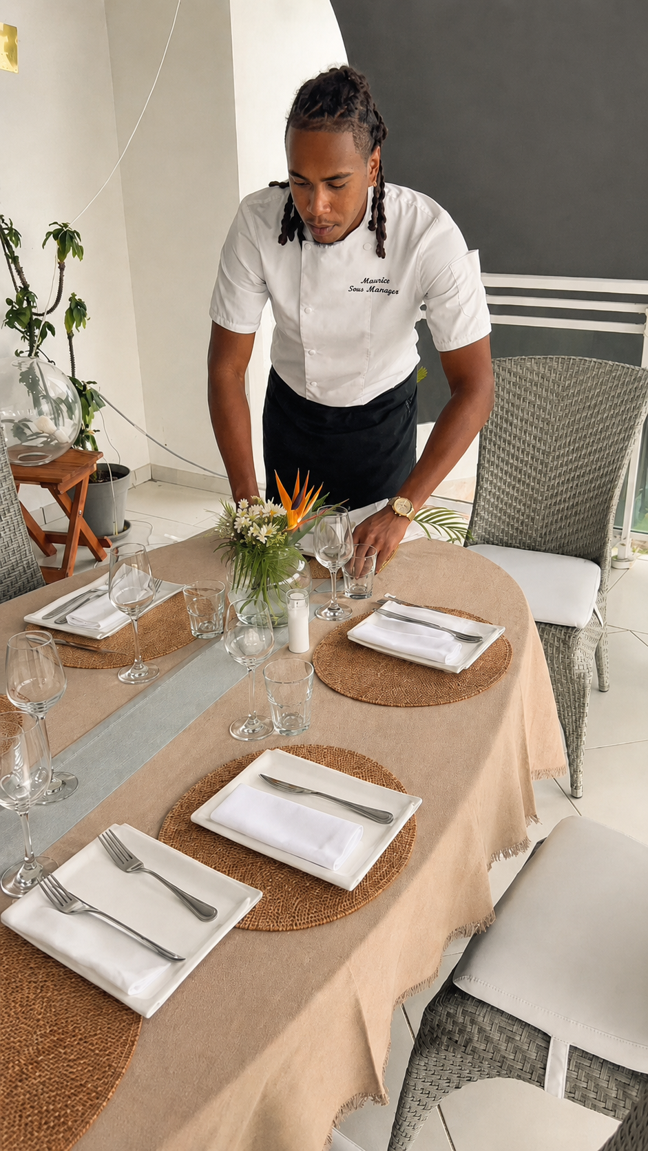 Chef Abenaqui préparant une table pour un événement professionnel