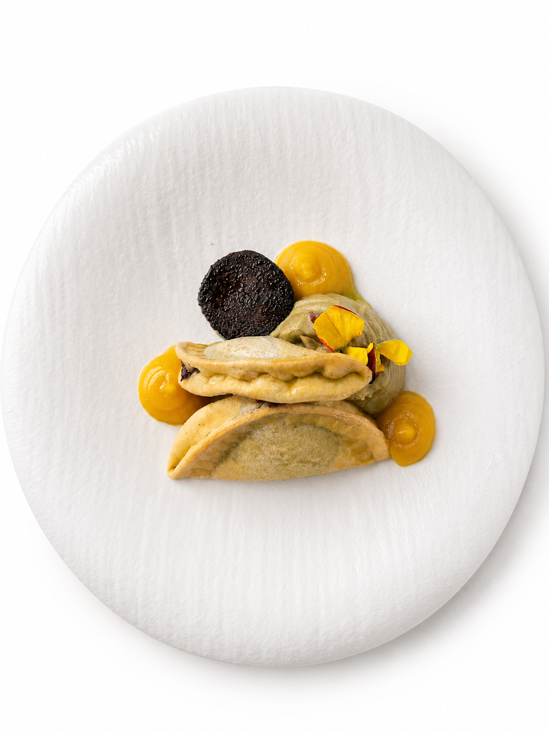Houmous de pois d'angole et ravioles créoles dressés par Chef Abenaqui