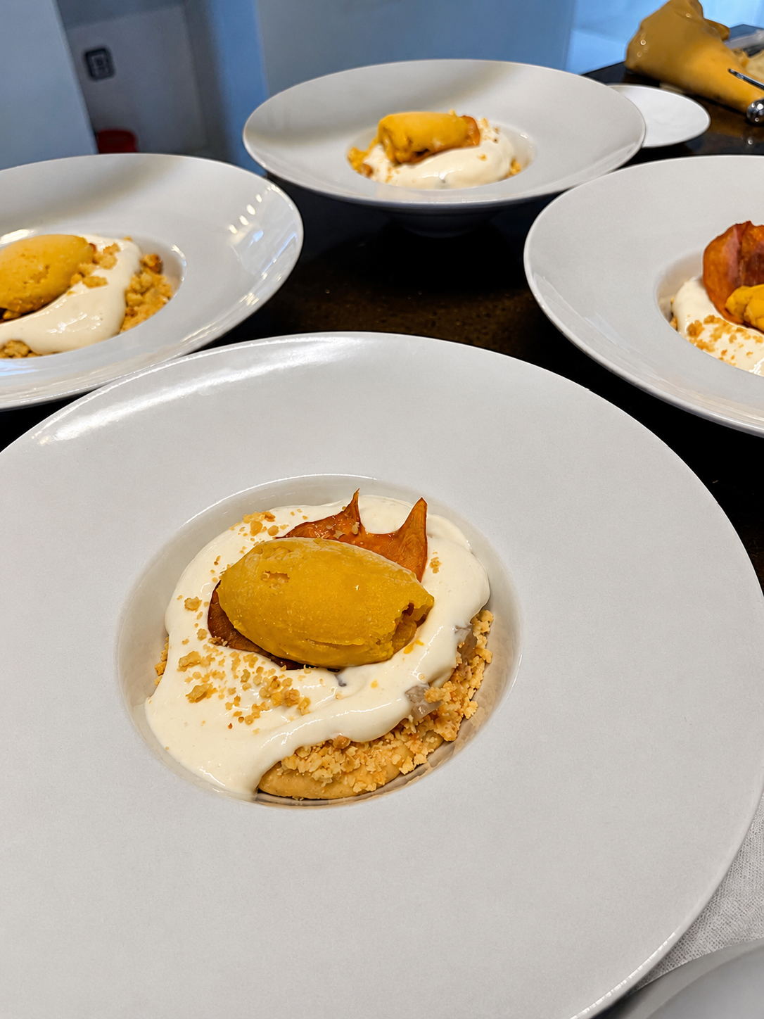 Assiettes de dessert dressées par Chef Abenaqui lors d'un événement privé